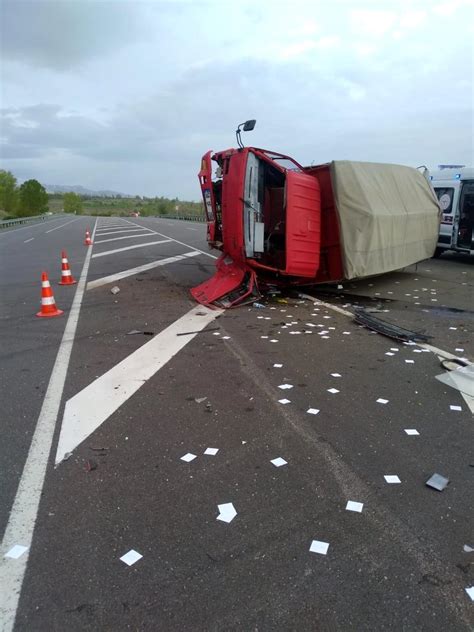 Ş­a­n­l­ı­u­r­f­a­’­d­a­ ­k­a­m­y­o­n­ ­i­l­e­ ­o­t­o­m­o­b­i­l­ ­ç­a­r­p­ı­ş­t­ı­:­ ­6­ ­y­a­r­a­l­ı­